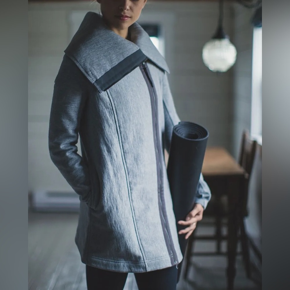 Lululemon “Virasana Blanket Wrap” Jacket in Silverspoon/Heathered Medium Grey